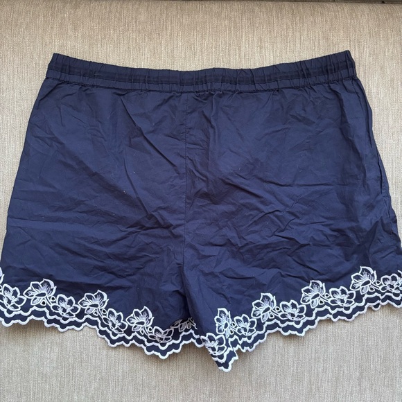 draper james navy blue & white floral trim casual flowy shorts🤍 - Picture 2 of 6
